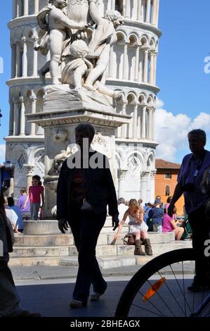 PISE PENCHANT TOWER TOURISTES Banque D'Images