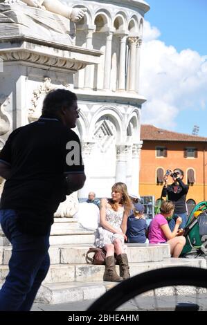 TOURISTES PISA TOUR PENCHÉE Banque D'Images