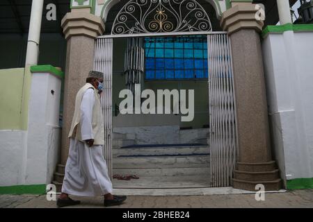 Katmandou, Népal. 25 avril 2020. Un musulman népalais portant un masque protecteur est photographié dans une mosquée vide le premier jour du mois Saint du Ramadan, car les prières de masse sont suspendues en raison de préoccupations concernant la propagation de la maladie du coronavirus (COVID-19), à Katmandou, au Népal, le 25 avril 2020. Crédit: Dipen Shrestha/ZUMA Wire/Alay Live News Banque D'Images