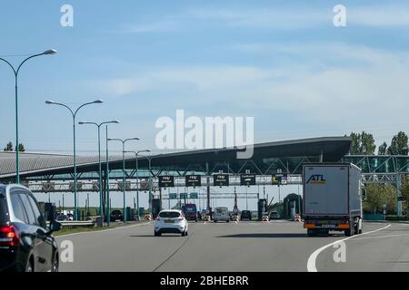 ZEELAND, 24-04-2020 , Allemagnenews, tolweg richting Westerscheldetunnel, Zeeland , The Westerscheldetunnel est un tunnel de 6,6 kilomètres dans le N 62 sous la Westerschelde entre Ellewoutsdijk sur Zuid-Beveland et Terneuzen dans Zeeuws-Vlaanderen, ce qui en fait le plus long tunnel pour le trafic routier aux Pays-Bas. De Westerscheldetunnel est un tunnel van de 6,6 km lang in de N62 onder de Westerschelde tussen Ellewoutsdijk op Zuid-Beveland en Terneuzen in Zeeuws-Vlaanderen en est daarmee de langste tunnel voor het wegverkeer van Nederland. Banque D'Images