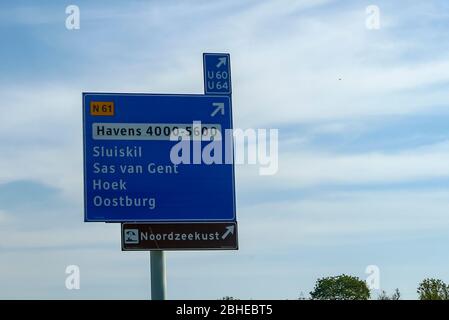 ZEELAND, 24-04-2020 , Néerlandais, plaatsnaambord, Sluiskil,SAS van Gent. Hoek, Oostburg, Noordzeekust Banque D'Images