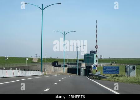 ZEELAND, 24-04-2020 , Allemagnenews, tolweg richting Westerscheldetunnel, Zeeland , The Westerscheldetunnel est un tunnel de 6,6 kilomètres dans le N 62 sous la Westerschelde entre Ellewoutsdijk sur Zuid-Beveland et Terneuzen dans Zeeuws-Vlaanderen, ce qui en fait le plus long tunnel pour le trafic routier aux Pays-Bas. De Westerscheldetunnel est un tunnel van de 6,6 km lang in de N62 onder de Westerschelde tussen Ellewoutsdijk op Zuid-Beveland en Terneuzen in Zeeuws-Vlaanderen en est daarmee de langste tunnel voor het wegverkeer van Nederland. Banque D'Images