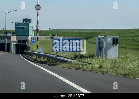 ZEELAND, 24-04-2020 , Allemagnenews, tolweg richting Westerscheldetunnel, Zeeland , The Westerscheldetunnel est un tunnel de 6,6 kilomètres dans le N 62 sous la Westerschelde entre Ellewoutsdijk sur Zuid-Beveland et Terneuzen dans Zeeuws-Vlaanderen, ce qui en fait le plus long tunnel pour le trafic routier aux Pays-Bas. De Westerscheldetunnel est un tunnel van de 6,6 km lang in de N62 onder de Westerschelde tussen Ellewoutsdijk op Zuid-Beveland en Terneuzen in Zeeuws-Vlaanderen en est daarmee de langste tunnel voor het wegverkeer van Nederland. Banque D'Images