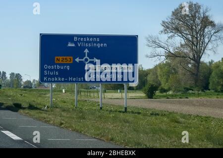 ZEELAND, 24-04-2020 , Néerlandais, plaatsnaambord, Breskens, Vlissingen, Oostburg, Sluis, Knokke-Heist, Schoondijke Banque D'Images