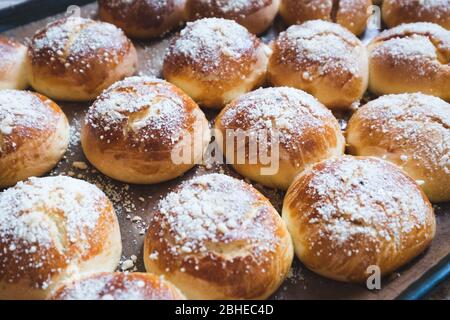 Petits pains frais faits maison sur la table Banque D'Images