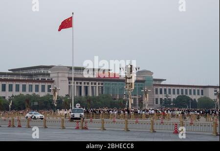 Les Chinois sur la place Tienanmen attendent la baisse du drapeau chinois à Pékin, Chine, Asie. Banque D'Images