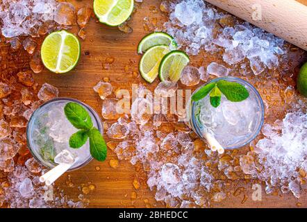 Mojito, Limes, glace pilée et cocktail d'été à la menthe Banque D'Images