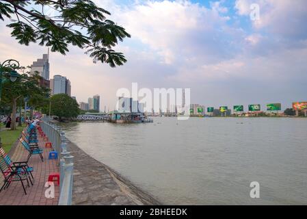 Ho Chi Minh City, Vietnam - 9 avril 2018: Saigon River Riverfront avec panneaux publicitaires faisant la publicité d'une célèbre marque de bière avec le ciel bleu et quelques nuages Banque D'Images