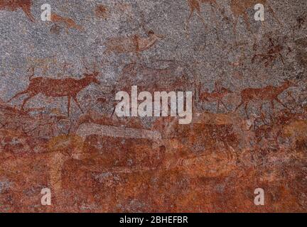 Peintures historiques dans la grotte de Nswatugi, parc national de Matopos, sud du Zimbabwe Banque D'Images