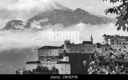 Vieille ville de Salzbourg vue avant les montagnes des Alpes. Banque D'Images