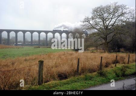 44871 conduit 45407 'The Lancashire Fusilier' à travers Cynghordy Viaduct avec la jambe Cardiff - Preston de la tournée ferroviaire 'Grande-Bretagne VI'. Banque D'Images