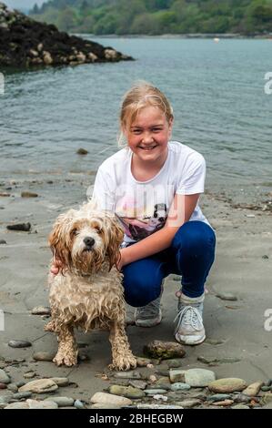 Union Hall, West Cork, Irlande. 25 avril 2020. Lors d'une journée ensoleillée à West Cork, Dana Woods et son chien « Alfie » marchaient sur Union Hall Beach. Crédit: AG News/Alay Live News Banque D'Images