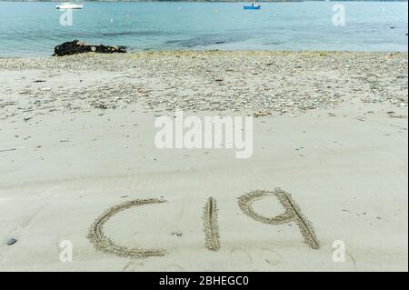 Union Hall, West Cork, Irlande. 25 avril 2020. Le C19 a été dessiné dans le sable de la plage de Union Hall, semblant mentionner le Coronavirus Covid-19. Crédit: AG News/Alay Live News Banque D'Images