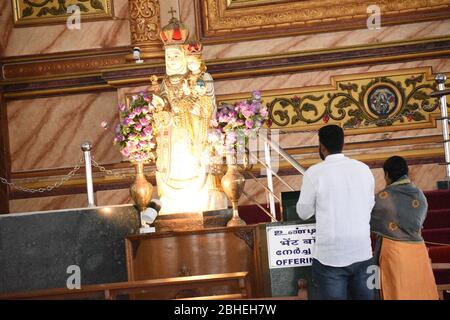 Couples priant devant notre statue de la dame de la santé dans l'église de Velankanni, également connue sous le nom de 'Lourdes de l'est'.la Basilique de notre Dame de Goo Banque D'Images