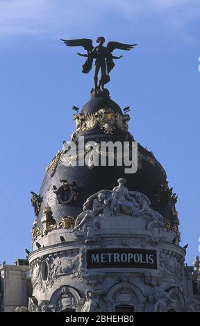 CUPULA REMATADA CON UNA VICTORIA ALADA REALIZADA POR FEDERICO COULLOUT Y COLOCADA EN 1975. AUTEUR: FEVRIER JULES Y RAYMOND. Emplacement : EDIFICIO METROPOLIS. MADRID. ESPAGNE. Banque D'Images