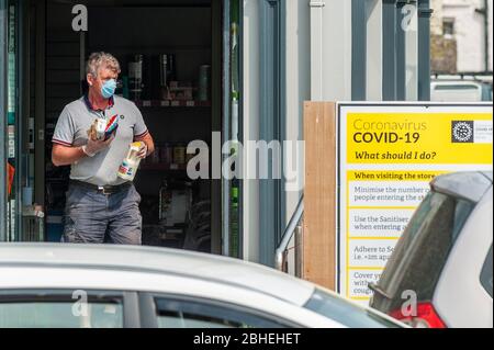 Timoleague, West Cork, Irlande. 25 avril 2020. Un homme portant un masque pour se protéger contre Covid-19 quitte Centra Store, Timoleague. Crédit: AG News/Alay Live News. Banque D'Images