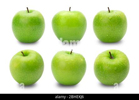Ensemble de pommes vertes entières mûres isolées sur fond blanc avec chemin de découpe. Banque D'Images
