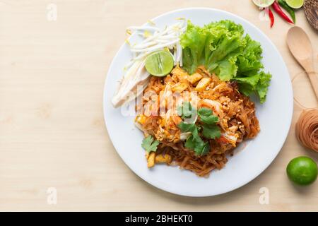 Déliciuos nouilles de riz brunes avec crevettes 'Pad Thai', l'une des célèbres spécialités de Thaïlande, vue de dessus. Banque D'Images