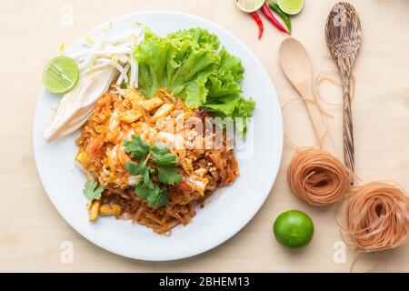 Déliciuos nouilles de riz brunes avec crevettes 'Pad Thai', l'une des célèbres spécialités de Thaïlande, vue de dessus. Banque D'Images