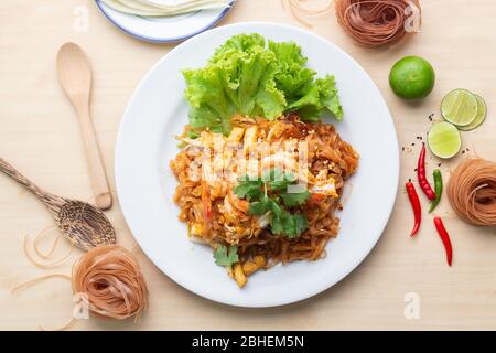 Déliciuos nouilles de riz brunes avec crevettes 'Pad Thai', l'une des célèbres spécialités de Thaïlande, vue de dessus. Banque D'Images