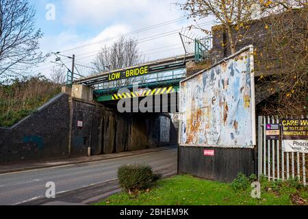 Panneau d'avertissement de pont bas avec panneaux d'affichage à trame à Crewe Cheshire UK Banque D'Images