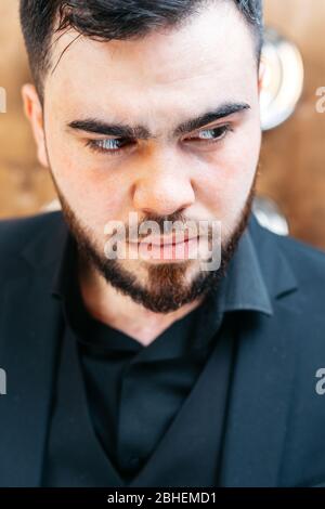 jeune homme élégant et sérieux avec barbe portant des vêtements habillés Banque D'Images