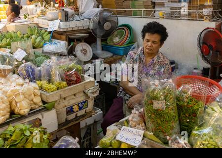 Bangkok, Thaïlande - 3 mars 2020: Un vendeur de fruits et légumes prenant une sieste à Bangkok, Thaïlande Banque D'Images