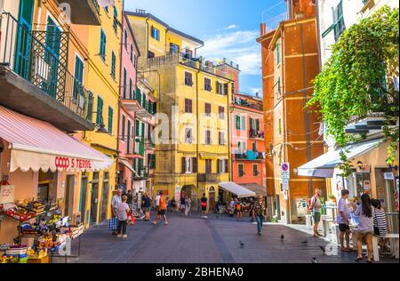 Riomaggiore, Italie, 9 septembre 2018: Les touristes de personnes marchant dans la rue avec des bâtiments multicolores maisons de village traditionnel typique dans le parc national Cinque Terre, Ligurie, Italie Banque D'Images