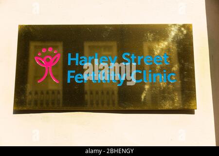 Panneau en laiton pour la clinique de fertilité – la clinique de fertilité Harley Street – hors des bureaux de consultation médicale / chambres à Harley Street, Londres. ROYAUME-UNI. (118) Banque D'Images