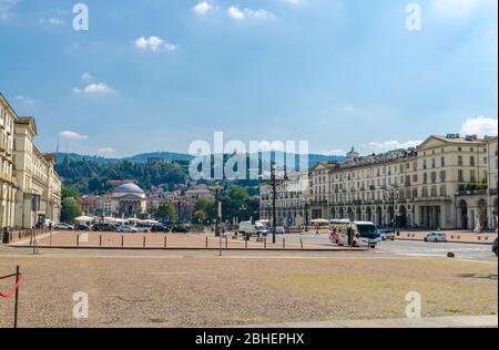 Turin, Italie, 10 septembre 2018 : la Piazza Vittorio Veneto est la place principale de la ville de Turin, lampe de rue, vieux bâtiments et église catholique de paroisse Chiesa Gran Madre Di Dio, fond bleu du ciel, Piémont Banque D'Images