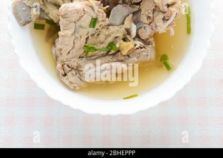 Le bouillon d'os de porc Slow Cooker est mis en place pendant de nombreuses heures pour en extraire autant d'éléments nutritifs. Le long temps de cuisson décompose l'os pour sortir vita Banque D'Images