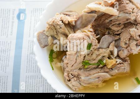 Le bouillon d'os de porc Slow Cooker est mis en place pendant de nombreuses heures pour en extraire autant d'éléments nutritifs. Le long temps de cuisson décompose l'os pour sortir vita Banque D'Images