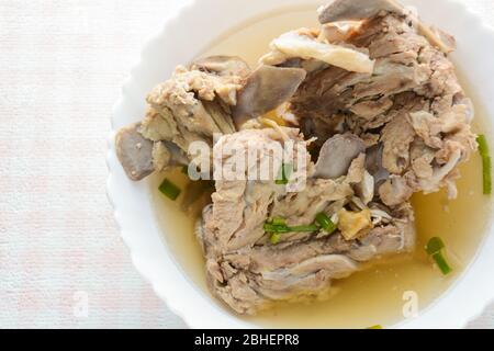 Le bouillon d'os de porc Slow Cooker est mis en place pendant de nombreuses heures pour en extraire autant d'éléments nutritifs. Le long temps de cuisson décompose l'os pour sortir vita Banque D'Images