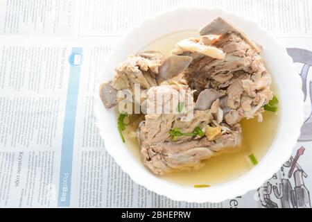 Le bouillon d'os de porc Slow Cooker est mis en place pendant de nombreuses heures pour en extraire autant d'éléments nutritifs. Le long temps de cuisson décompose l'os pour sortir vita Banque D'Images