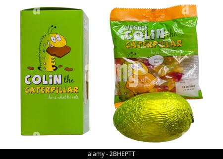 M&S Colin le chocolat Caterpillar œuf de Pâques et paquet de Veggie Colin les bonbons Caterpillar isolés sur fond blanc - lait chocolat oeuf creux Banque D'Images