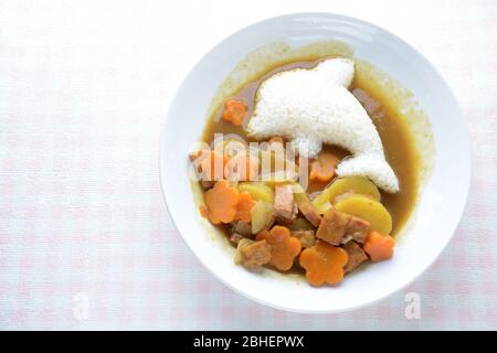 Curry japonais avec riz aux dauphins et poulet frit. (Karaage) Banque D'Images