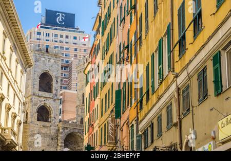 Gênes, Italie, 11 septembre 2018 : Tour médiévale porte Porta Soprana, bâtiments colorés avec volets sur fenêtres, historique moderne gratte-ciel dans le centre historique de la vieille ville européenne Genova, Ligurie Banque D'Images