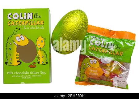 M&S Colin le chocolat Caterpillar œuf de Pâques et paquet de Veggie Colin les bonbons Caterpillar isolés sur fond blanc - lait chocolat oeuf creux Banque D'Images