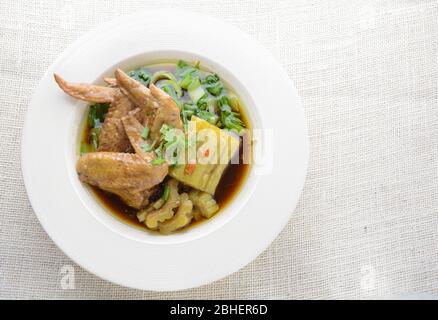 Ailes de poulet braisées avec Gourd amer Banque D'Images