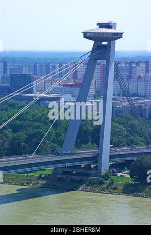 Pont SNP sur le Danube, également appelé pont OVNI à Bratislava Banque D'Images