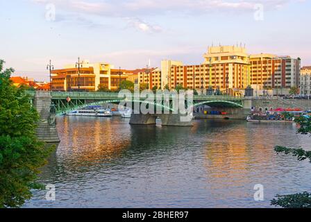 Pont Cech sur la Vltava et la ville de Prague avant le coucher du soleil Banque D'Images