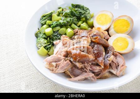 Coupe de porc braisée, un plat confortable pour une tasse Banque D'Images