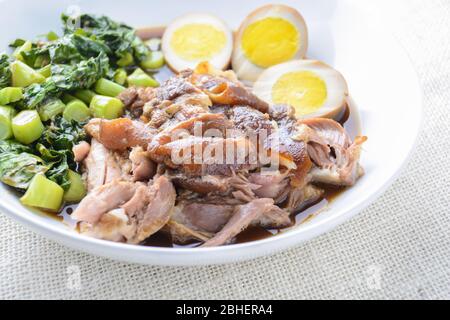 Coupe de porc braisée, un plat confortable pour une tasse Banque D'Images