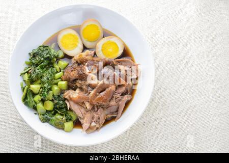 Coupe de porc braisée, un plat confortable pour une tasse Banque D'Images