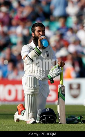 L'Angleterre Moeen Ali prend une pause pendant la deuxième journée de l'Investec cendres série test match entre l'Angleterre et l'Australie à l'Oval à Londres. 21 août, 2015. James Boardman /  +44 7967 642437 des photos au téléobjectif Banque D'Images