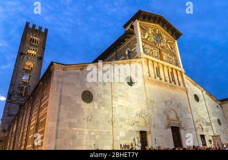 Lucques, Italie, 13 septembre 2018 : façade et clocher de l'église catholique Chiesa di San Frediano sur la place Piazza San Frediano dans le centre historique de la vieille ville médiévale, vue en soirée, Toscane Banque D'Images