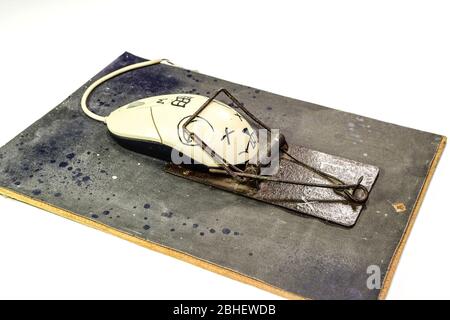 Une souris d'ordinateur est un homme dans un mousetrap. Collage humoristique dans la sphère de i t Banque D'Images