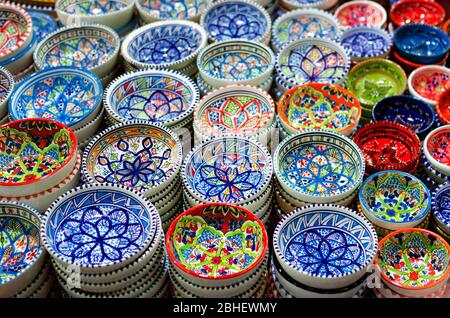 De nombreux bols en porcelaine traditionnelle asiatique peints à la main sur un marché Banque D'Images