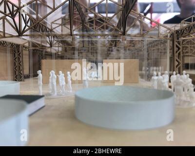 Architecture déristourne d'un immense lieu de travail avec des personnes miniatures à l'intérieur Banque D'Images