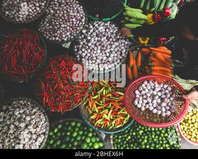 Hanoi, Vietnam, Febuary 1, 2020 - légumes frais à vendre sur le marché de la nourriture de rue dans la vieille ville. Ail, citron, Ananas, oignons, peper, chilis rouges Banque D'Images